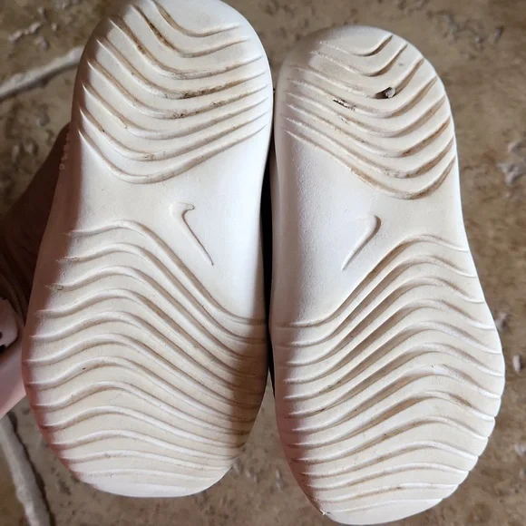 Nike boys black with yellow swoosh shoes size 7 - Picture 3 of 10